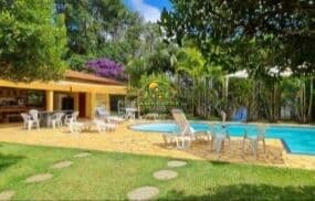 Chácara com casa em madeira e edícula em condomínio com clube e lagos