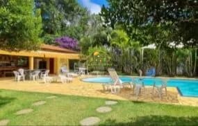 Chácara com casa em madeira e edícula em condomínio com clube e lagos