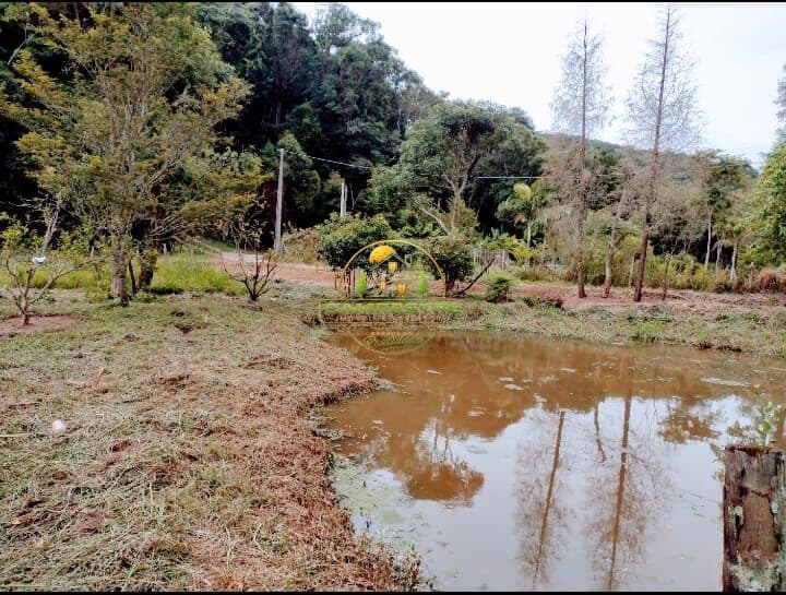 Chácara 2.000m² de área total com lago e piscina para investir ou construir