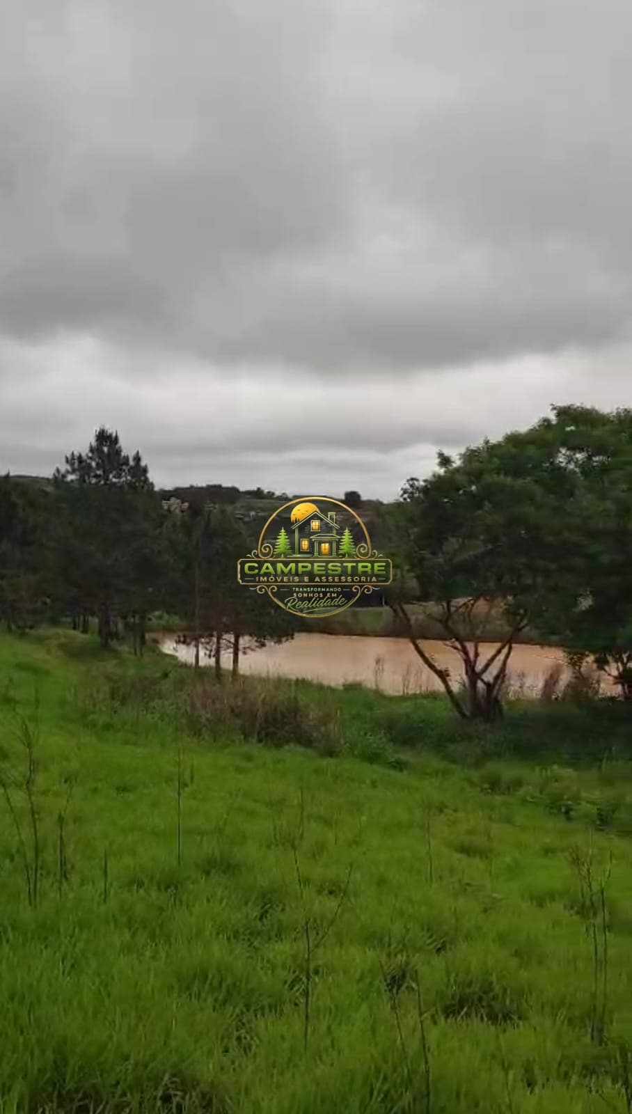 Terreno limpo com lago nos fundos pronto para construir
