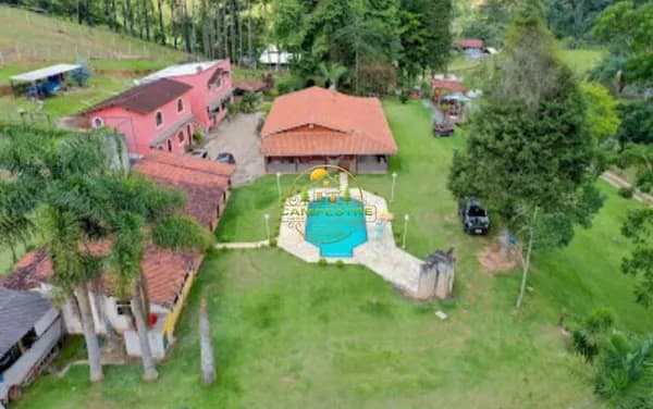 Refúgio Exclusivo com Porteira Fechada: Sítio Completo para Seus Momentos de Lazer e Conforto!