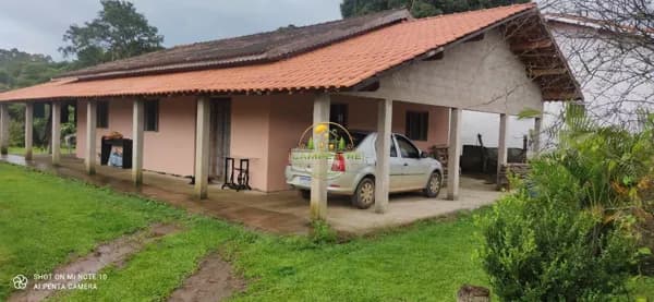 Chácara com lago para peixes e ribeirão nos fundos