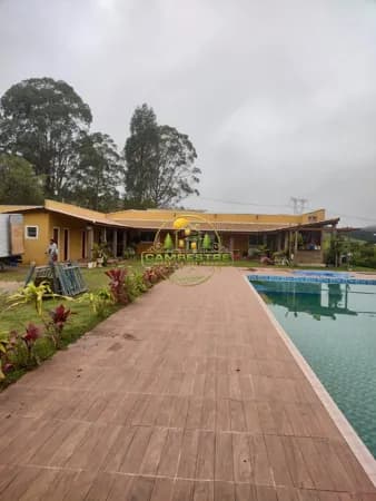 Chácara 2.000m² com campo de futebol e lago