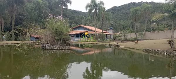 Chácara com 2 casas 2 lagos com peixes em condomínio fechado