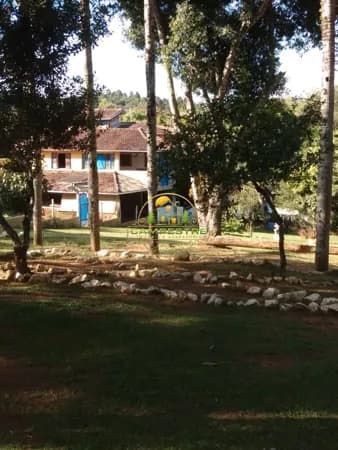 Chácara pé nágua com garagem náutica e suítes