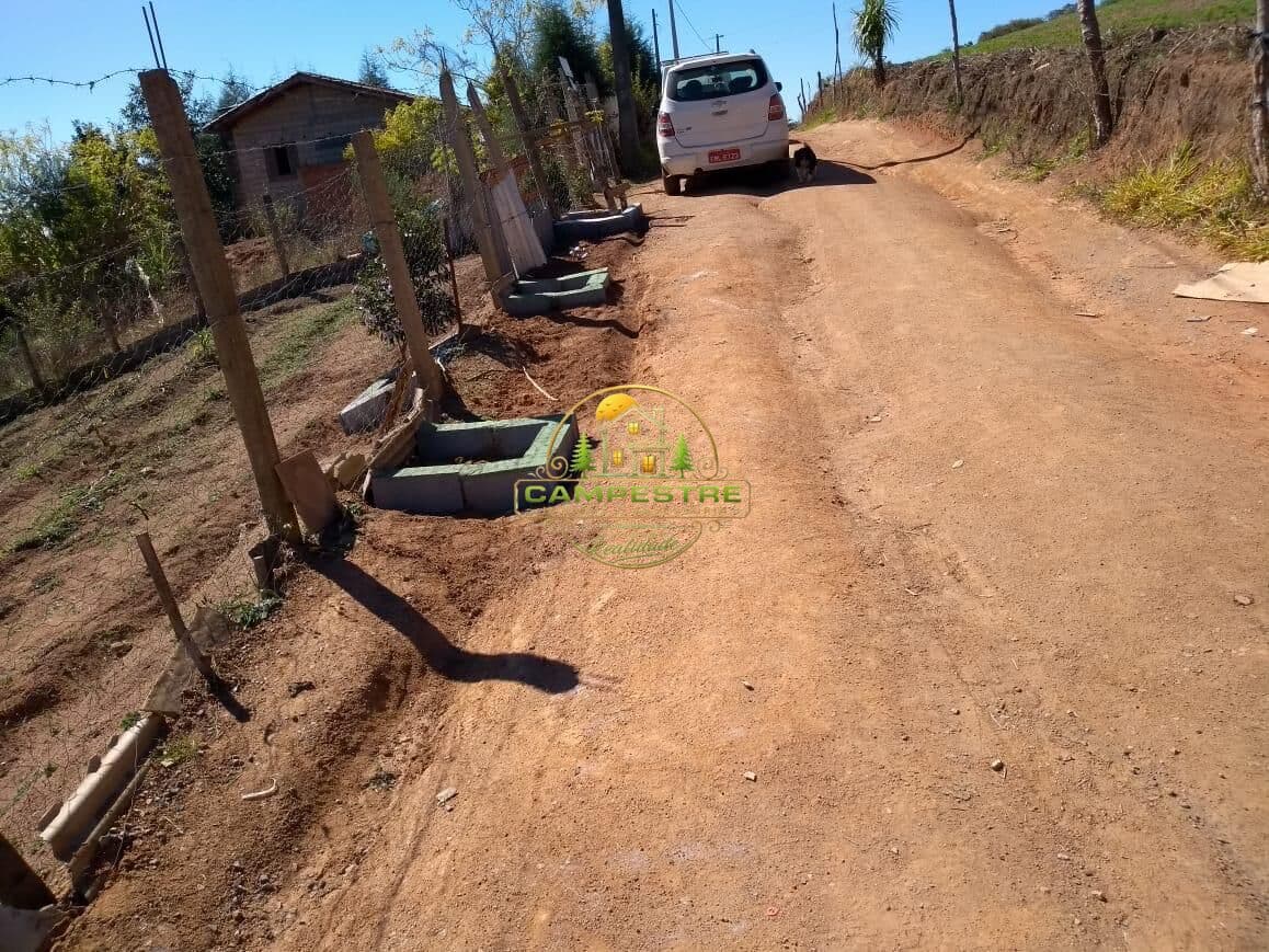 Terreno 1.000m² com pequena casa em Ibiúna SP