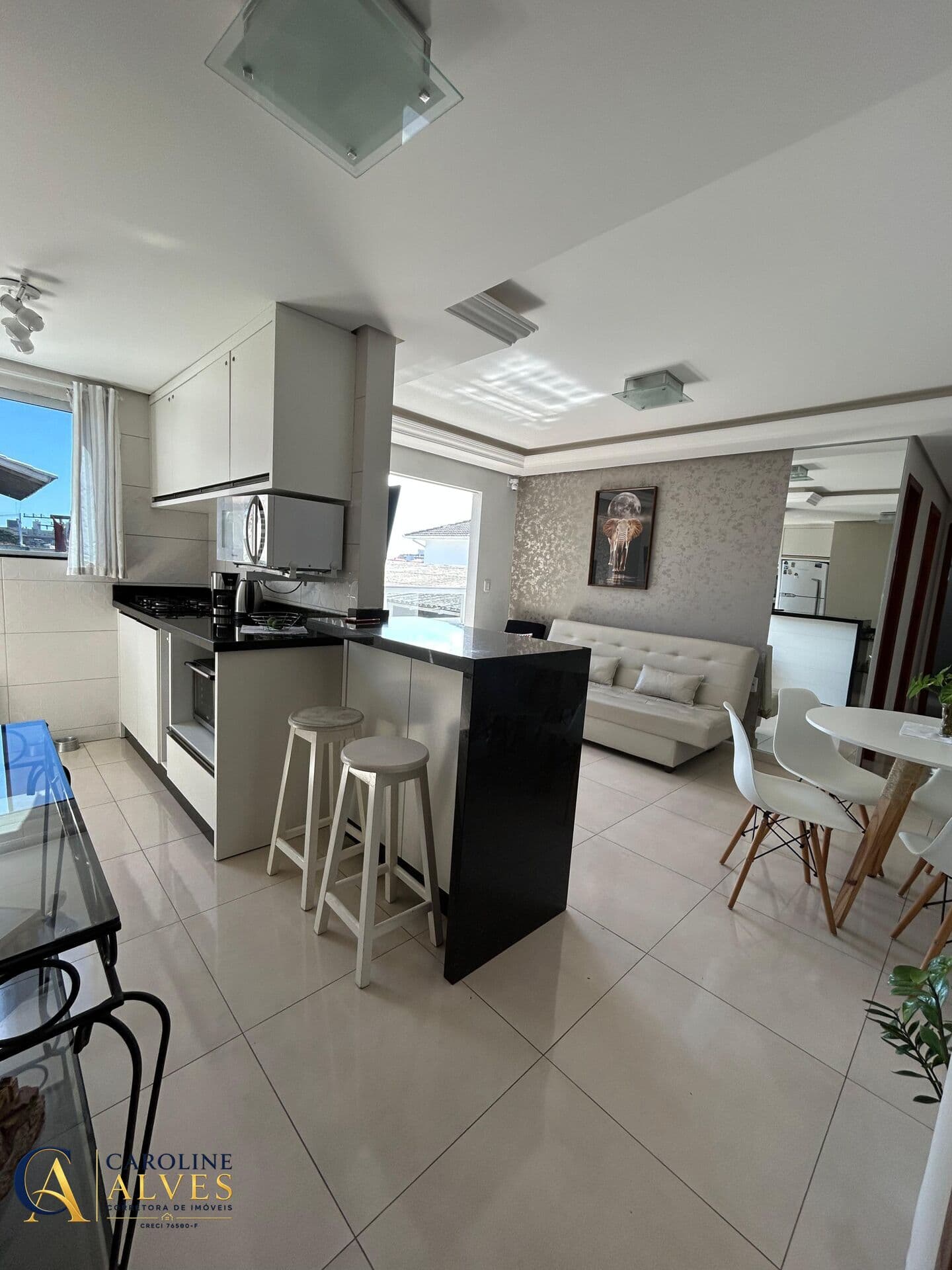 Apartamento Padrão localizado nos Ingleses, aproximadamente 900 metros da praia.