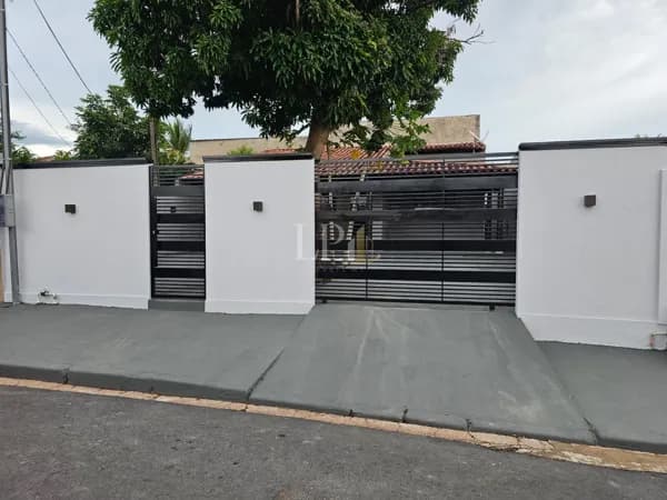 Casa à Venda no Tijucal - Aceita Carro