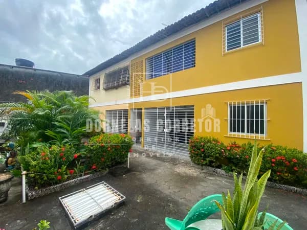 Casa em Baixa Verde | 2 Quartos, Varanda, 1 Vaga de Garagem Coberta.