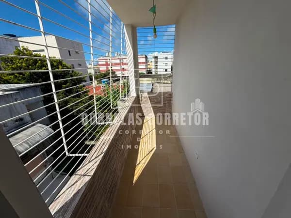 Apartamento em Jardim Atlântico | 3 Quartos, 2 Banheiros, Varanda
