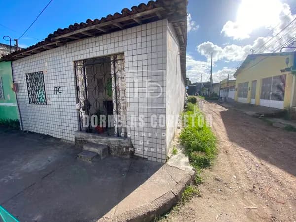 Casa em Afogados | 2 Quartos, 1 Dependência, Terraço.
