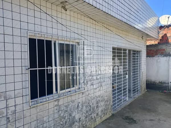 Casa em Água Fria | 2 Quartos, Quintal, Terraço, Esquina.