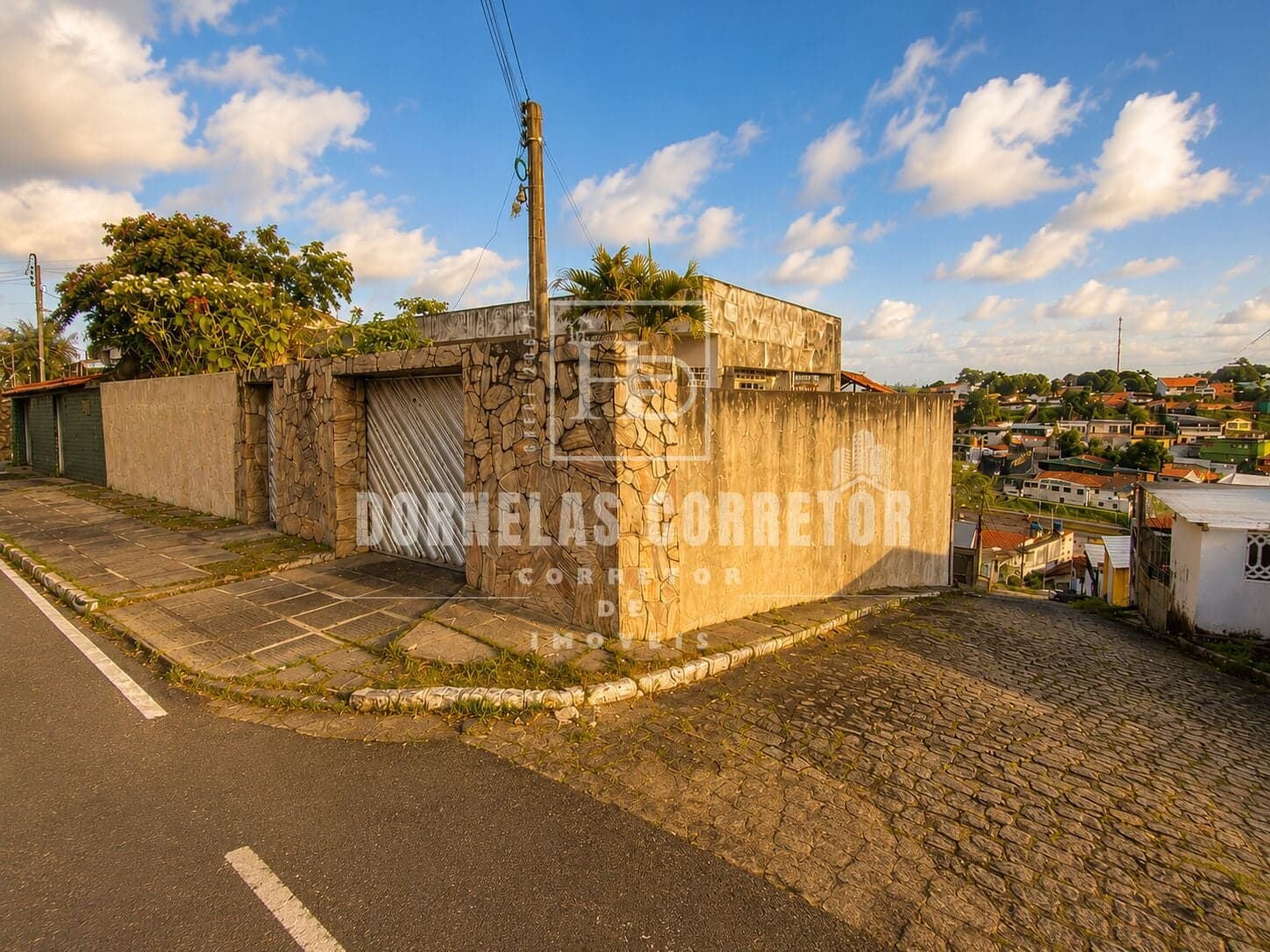 Casa na Vila Torres Galvão | 3 Quartos, 2 Salas, 3 Vagas de Garagem, De Esquina.
