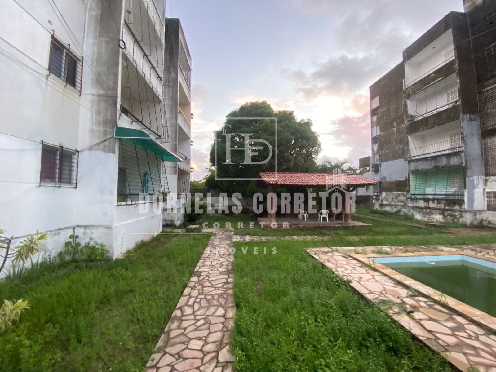 Apartamento em Pau Amarelo | 2 Quartos, Dependência, Varanda, Churrasqueira, Piscina.