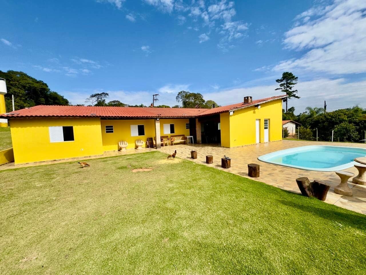 Chácara 8.000m² Fora de Condomínio em Mairinque/SP – Com Piscina, Lago Ornamental e 3 Quartos (2 Suítes)!