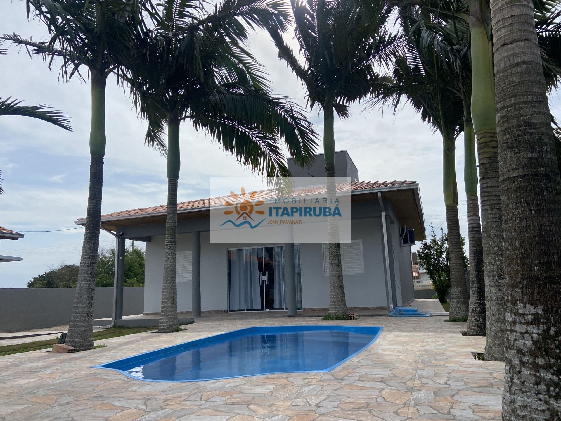Casa nova com piscina