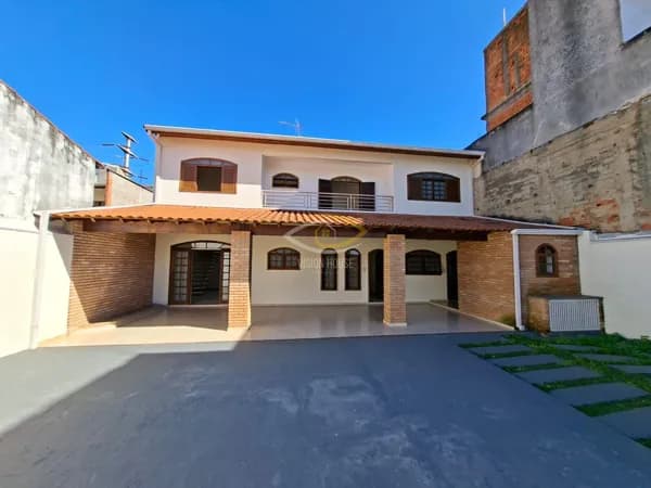 Casa Gigante com diversas vagas de garagem