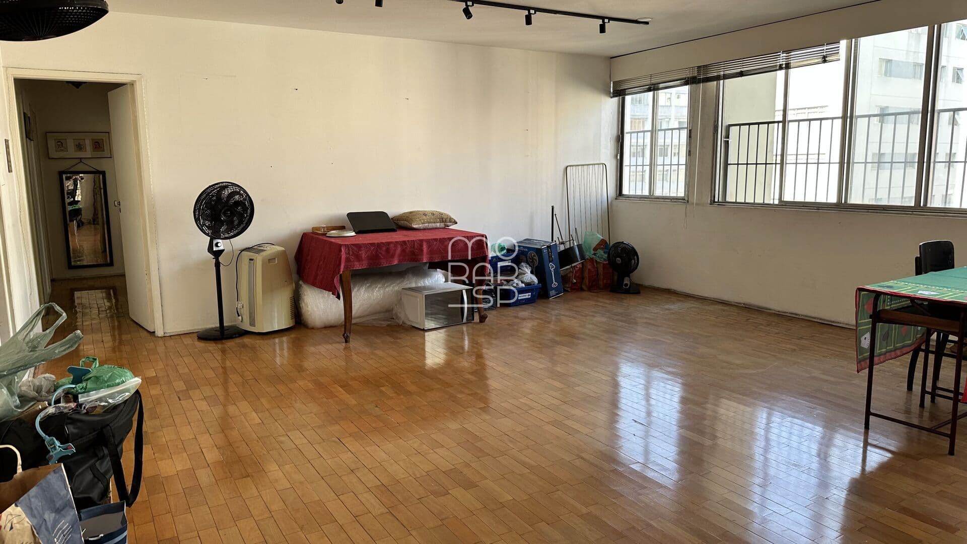 Apartamento para reforma total. Excelente localização. Planta quadrada, ótima para uma ótima reforma.