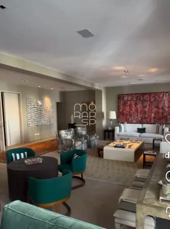 Apartamento em condomínio muito exclusivo, com enorme recuo da rua com porte cochère. Um dos prédios mais elegantes do Jardim América