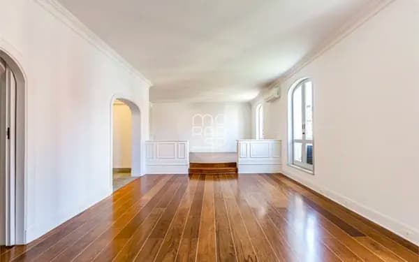 Apartamento Alto Padrão, um dos prédios mais exclusivos do Jardim América. Com entrada de carros e porte-cochère