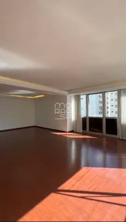 Apartamento Reforma total. Planta excelente que possibilita várias possibilidades de melhorias. Ótima localização. Rua tranquila