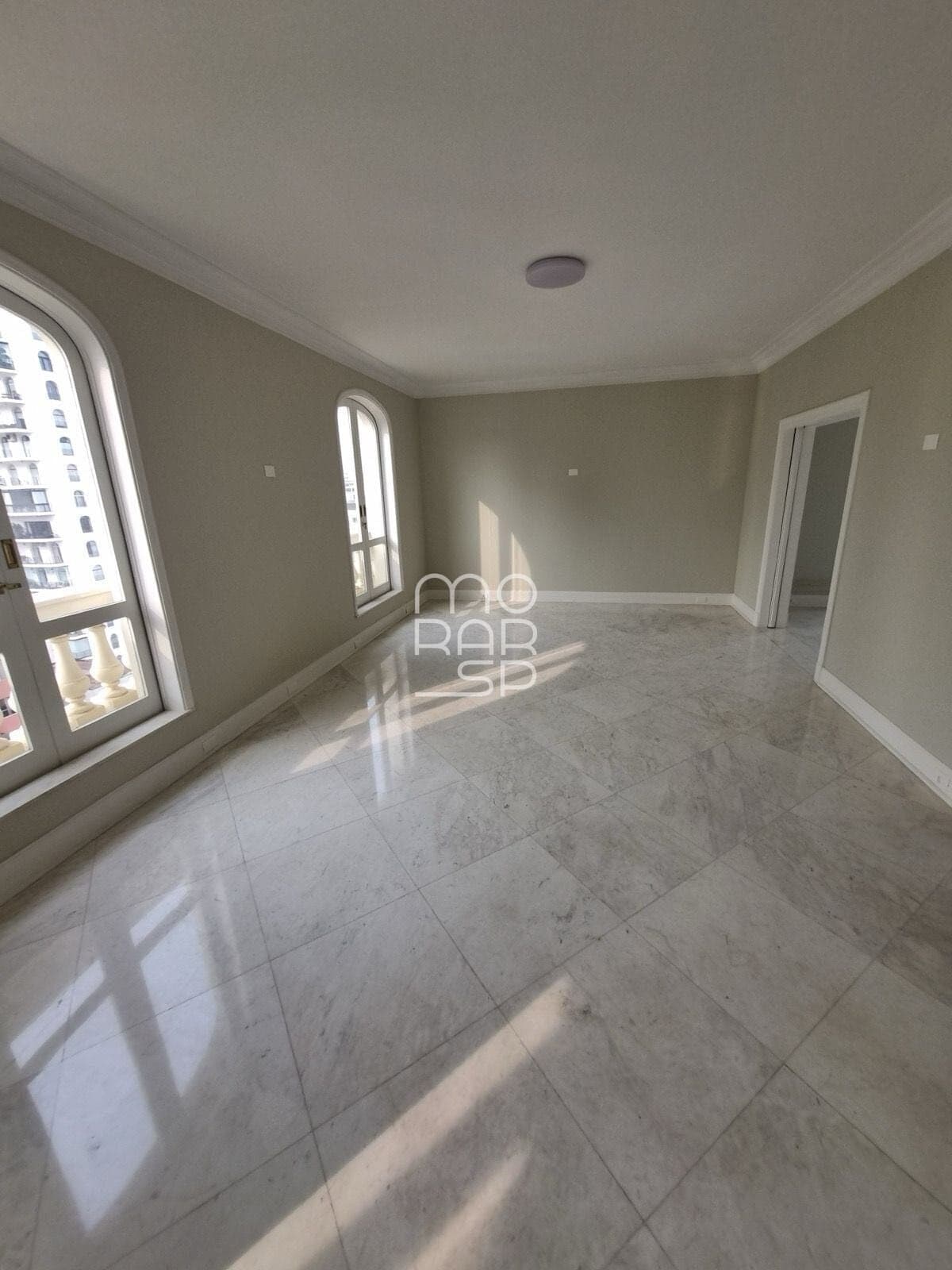 Apartamento em condomínio muito exclusivo. Condomínio elegante com academia com sala de pilates. E um jardim maravilhoso