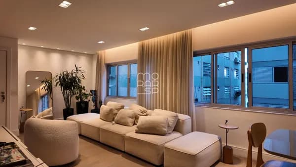 Apartamento reformado de 2 dormitórios, escritório e 2 vagas de garagem