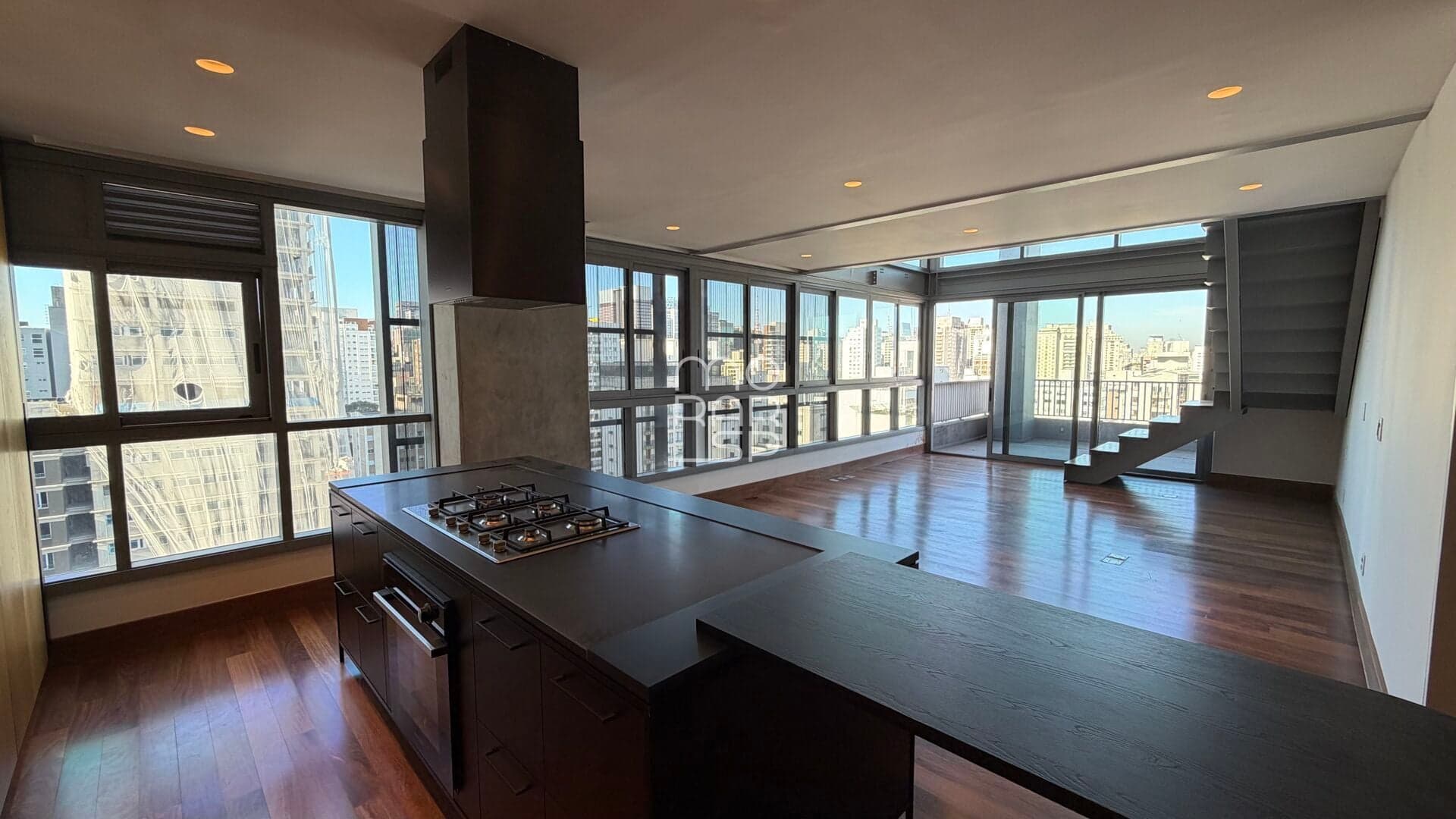Duplex com pé-direito duplo e arquitetura autoral no coração dos Jardins