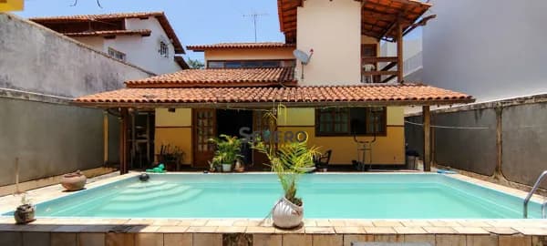 Casa sofisticada no Maravista com 3 suítes, piscina e lazer privativo