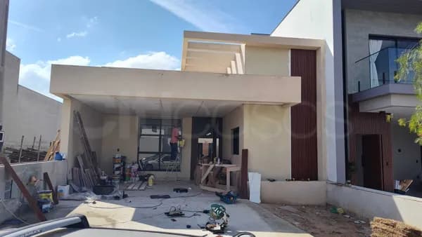 Casa com Piscina em Condomínio no Residencial Helena Maria