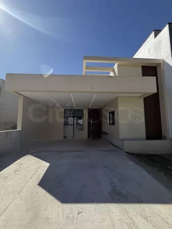 Casa com Piscina em Condomínio no Residencial Helena Maria