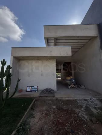 Casa com Piscina e belo quintal, em Condomínio Residencial Villagio Ipanema