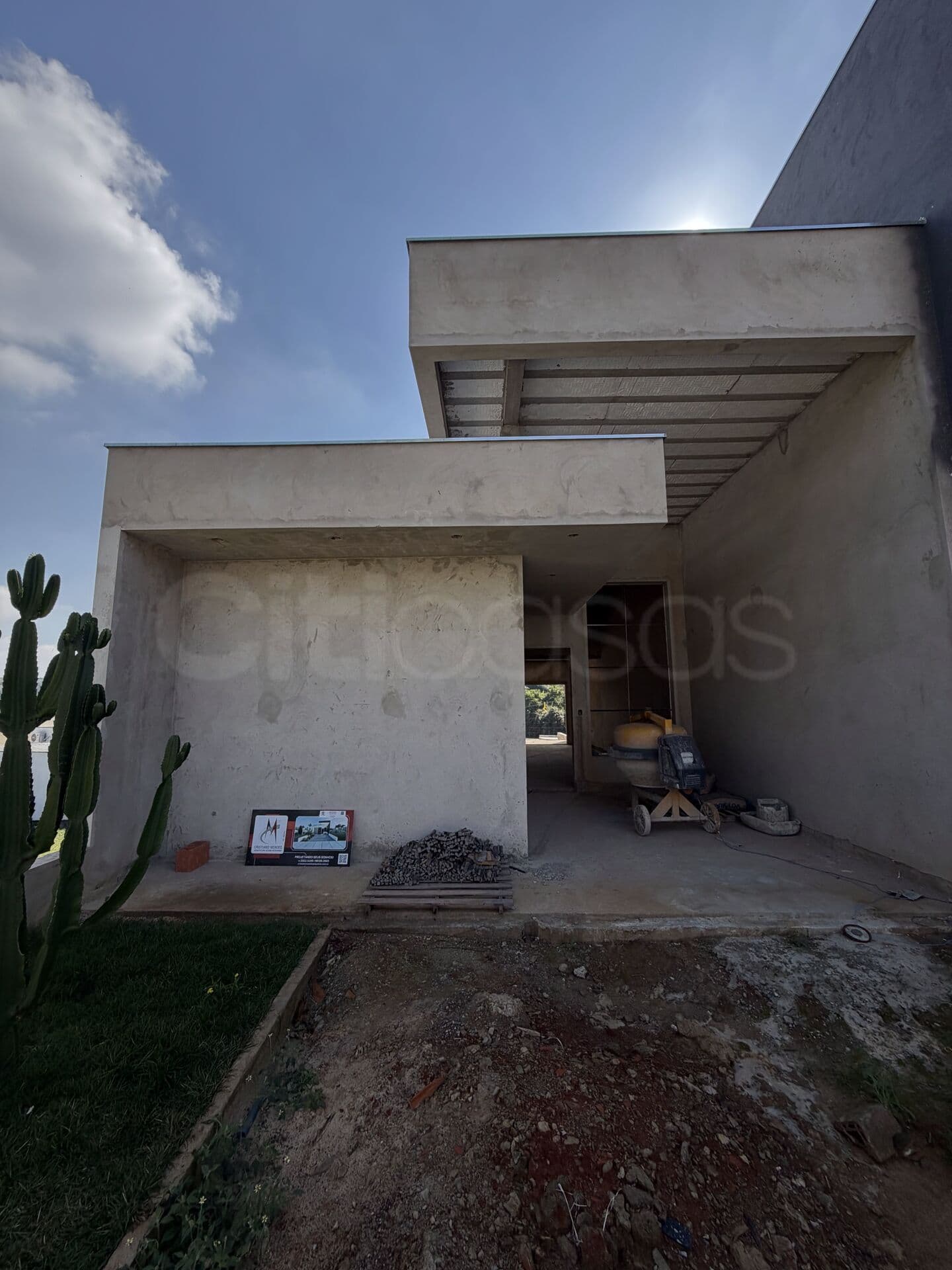 Casa com Piscina e belo quintal, em Condomínio Residencial Villagio Ipanema