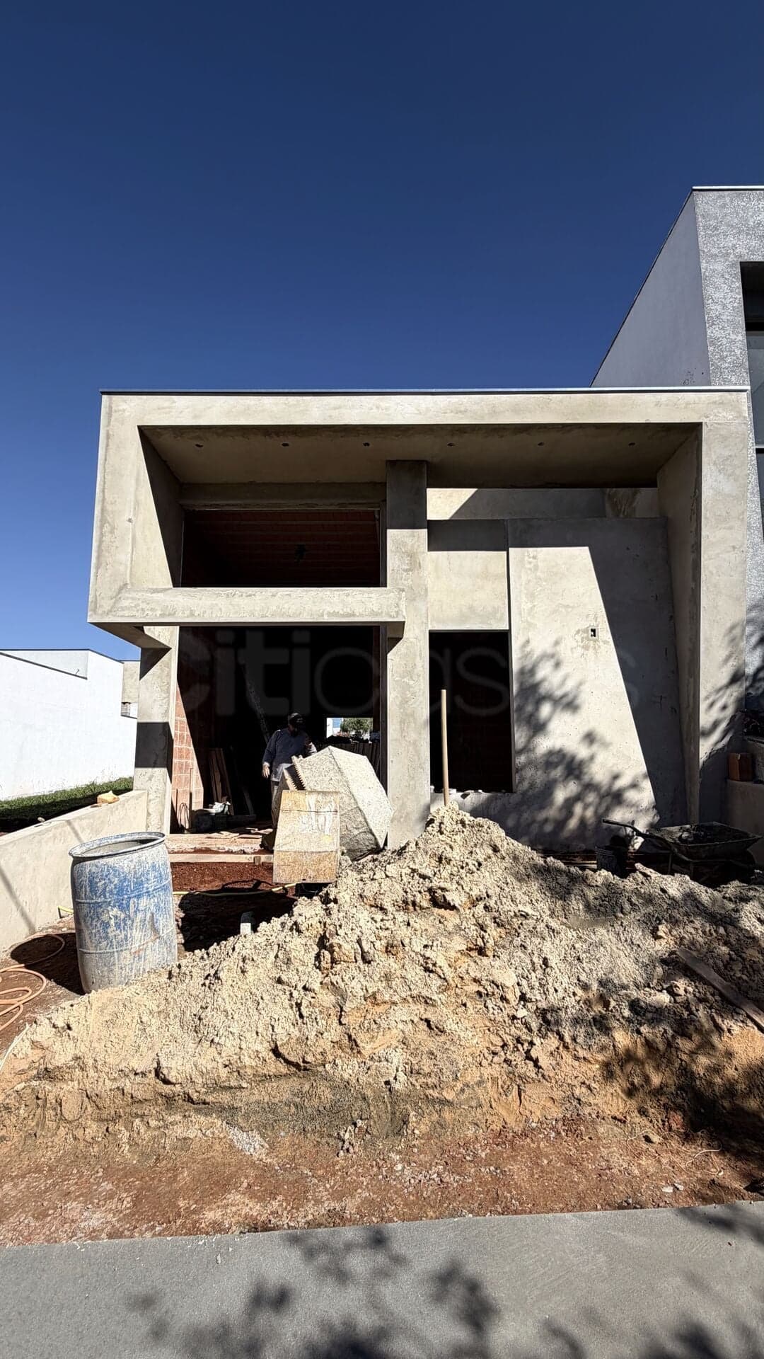 Casa com Piscina em Condomínio Jardim
