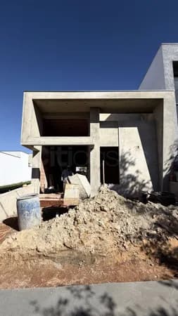 Casa com Piscina em Condomínio Jardim