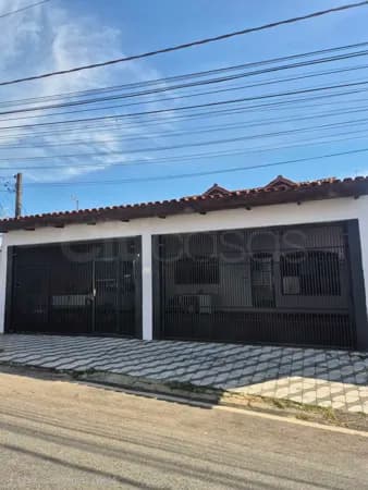 Casa Térrea com 5 Dormitórios e Piscina