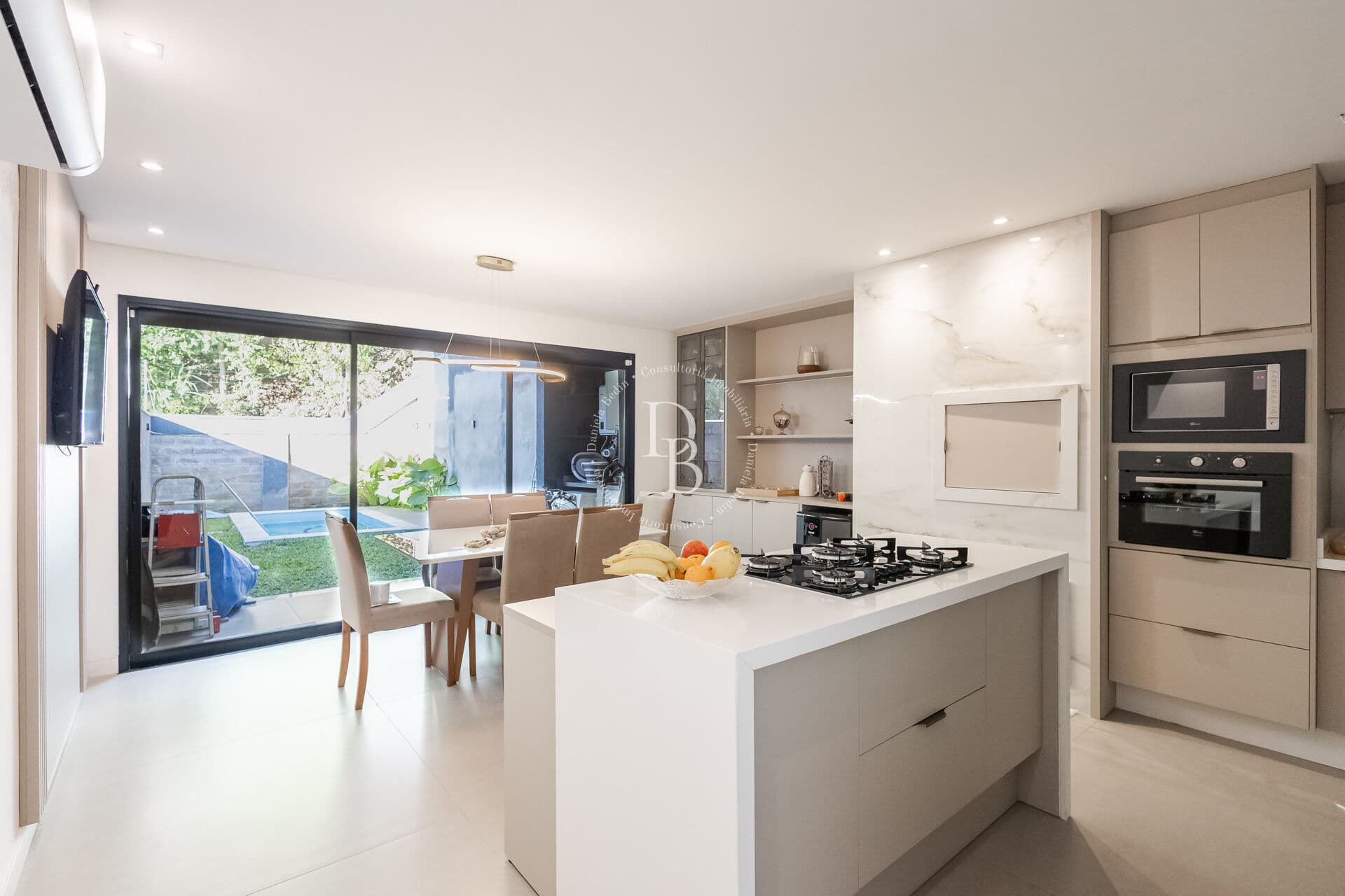 Casa com 210m² com piscina, 3 suítes e 4 vagas