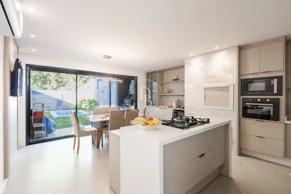 Casa com 210m² com piscina, 3 suítes e 4 vagas