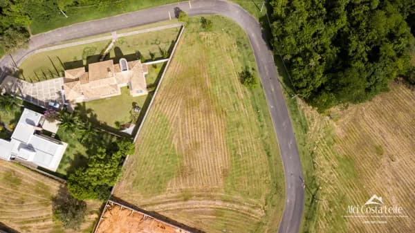Terreno de esquina com 1.800m2 - Qualidade de vida!!