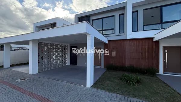 Excelente casa em condomínio fechado com 1 suíte mais 2 quartos e 2 vagas cobertas no bairro Vila Nova em Joinville - SC, por R$698.000,00
