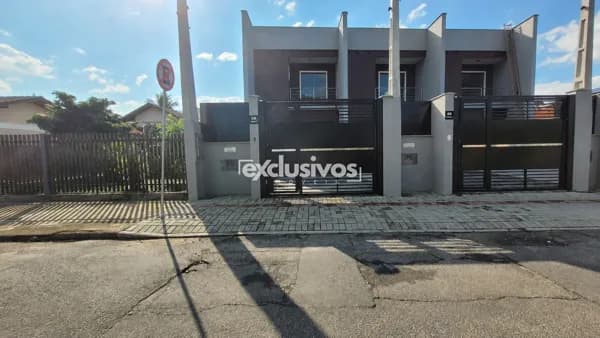 Vendo sobrado geminado com 1 suíte e 2 quartos no bairro Glória, em Joinville-SC por R$ 750.000,00.