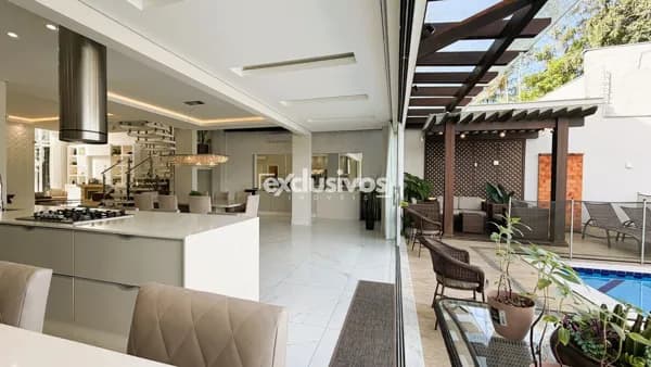Oportunidade! Casa em condomínio com 5 suítes e 6 vagas de garagem à venda no bairro Glória em Joinville-SC, de R$ 2.990.000,00 por R$ 2.790.000,00!