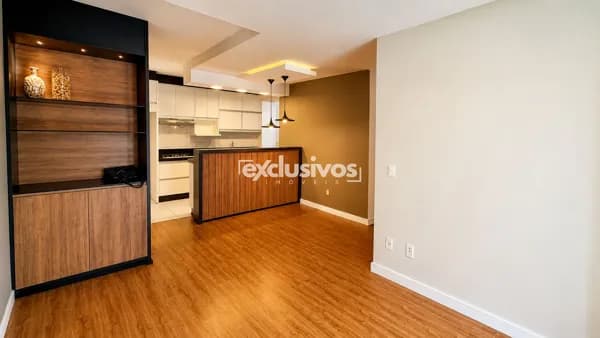 Apartamento Semi mobiliado com Suíte + 2 Qtos com 2 vagas individuais 79 m2.