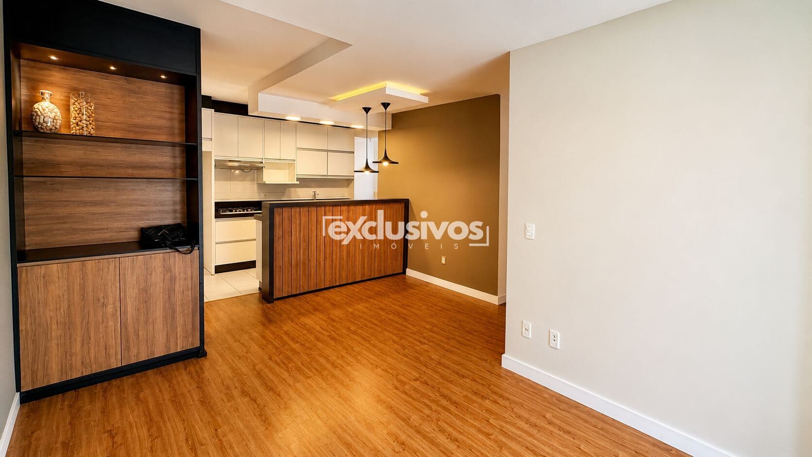 Apartamento Semi mobiliado com Suíte + 2 Qtos com 2 vagas individuais 79 m2.