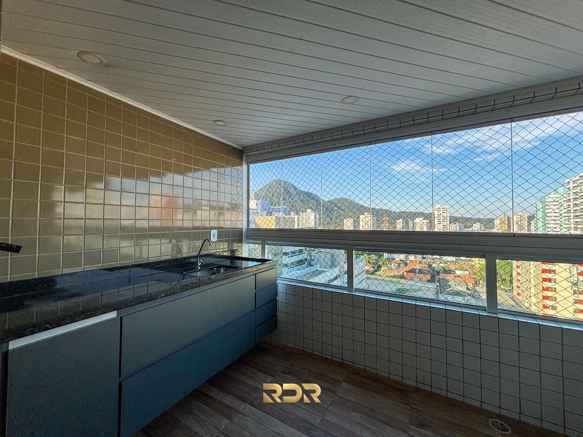 Apartamento em último andar com linda vista para o morro e semi-mobiliado, à venda no Canto do Forte