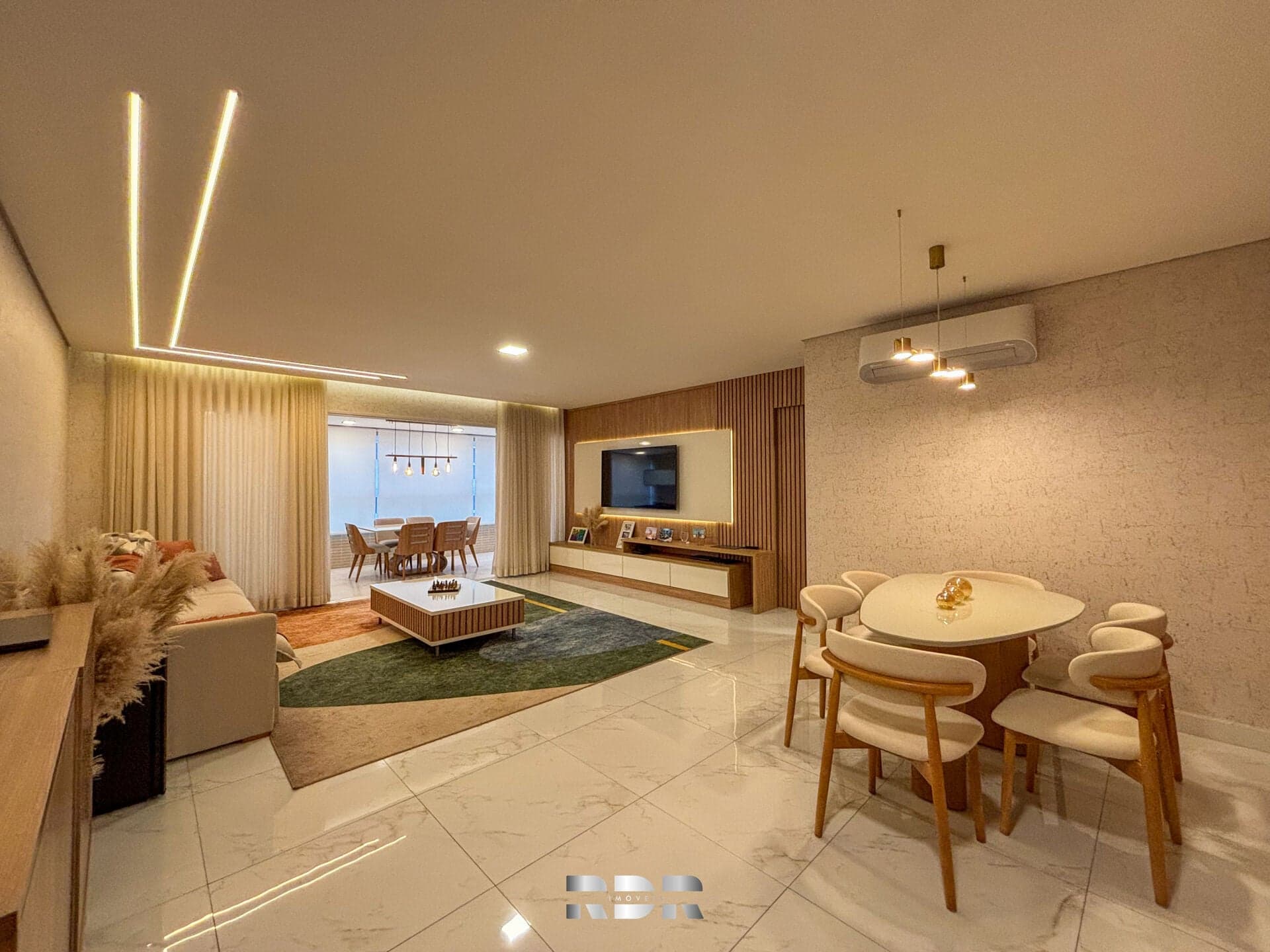 Apartamento luxuoso, decorado, com 3 suítes e 3 vagas privativas, à venda no Canto do Forte
