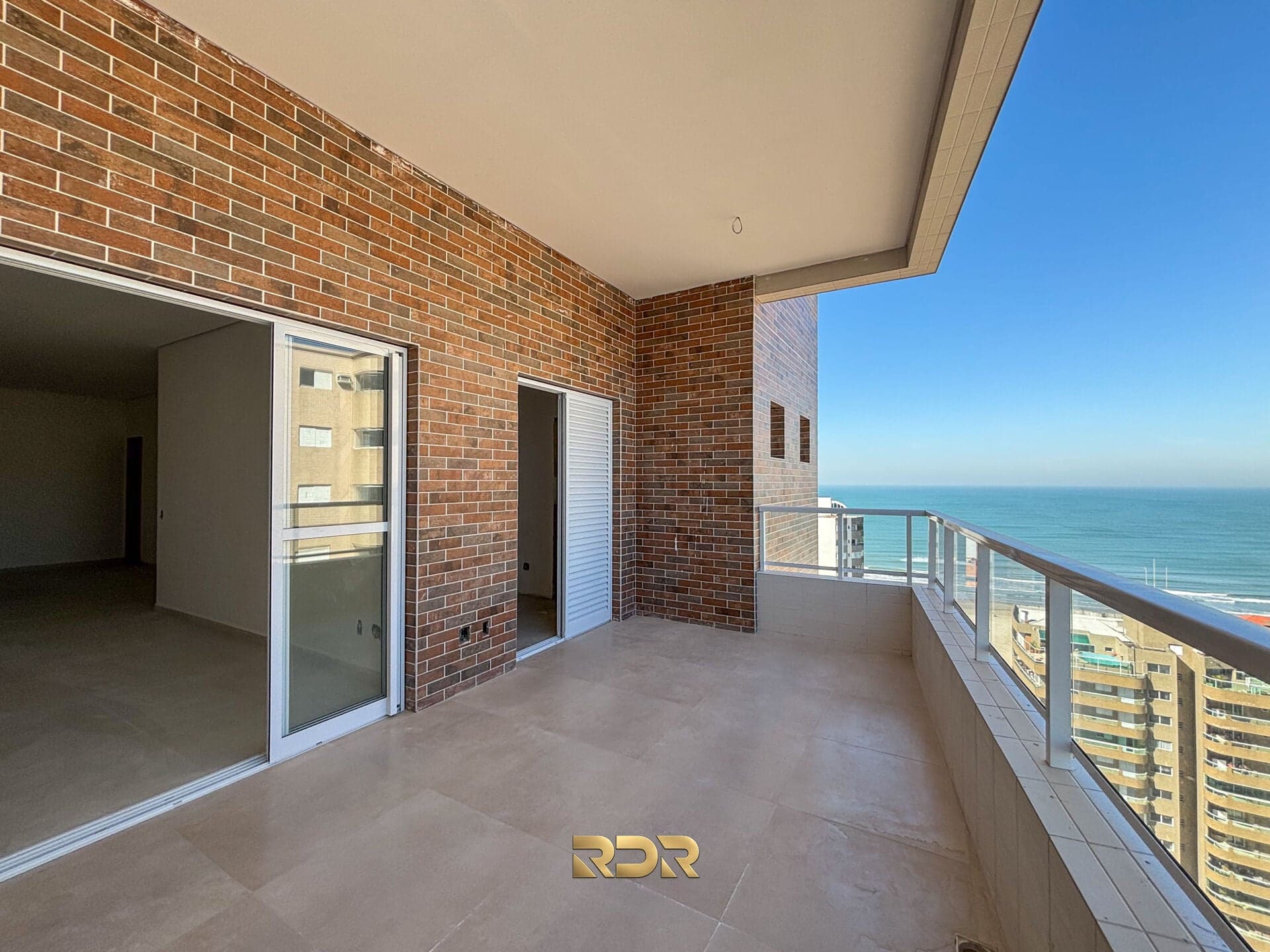 Apartamento com 3 suítes e vista para o mar, à venda com financiamento direto e próximo à praia, no bairro da Aviação