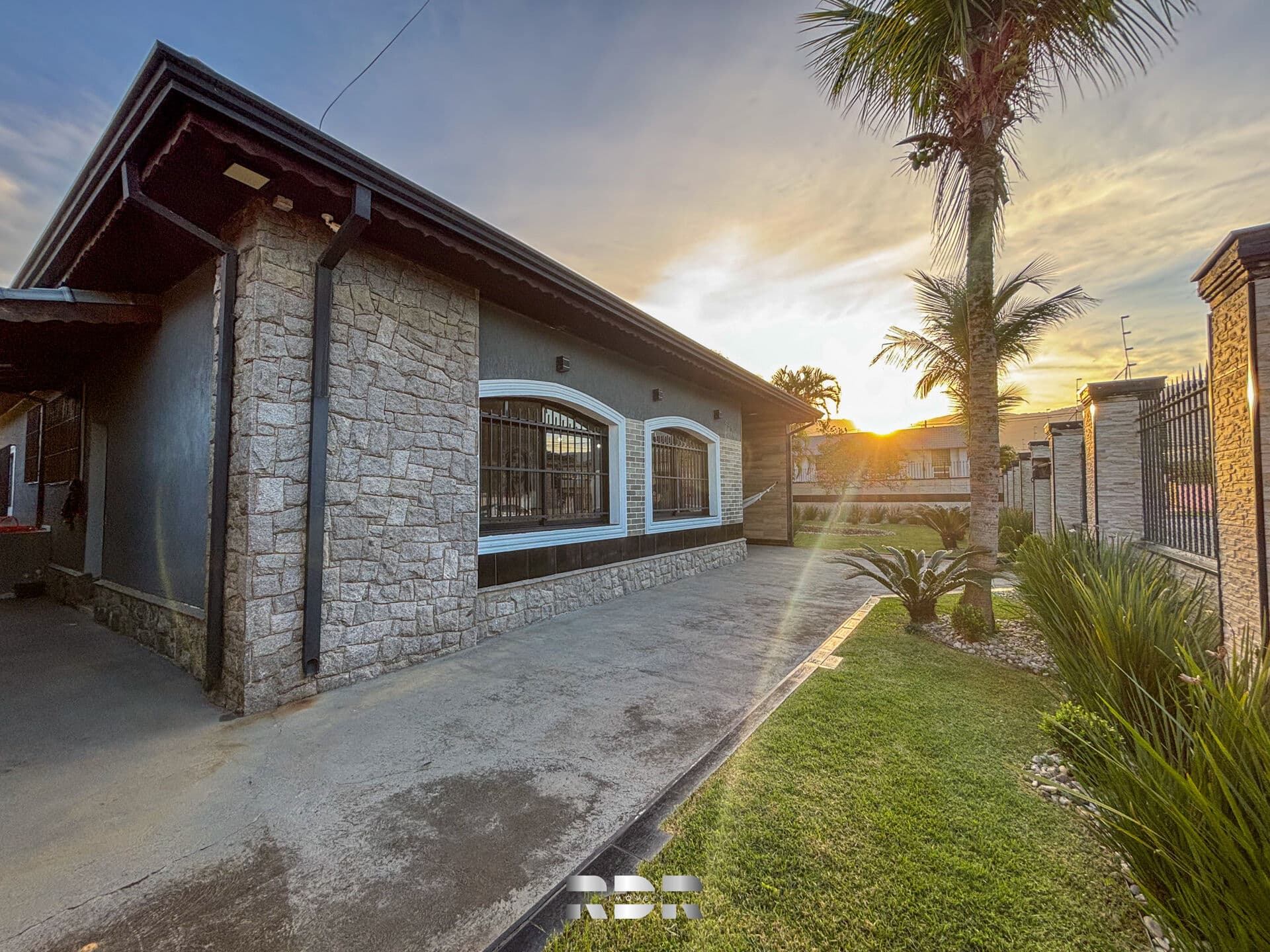 Casa térrea de alto padrão, à venda no Balneário Flórida