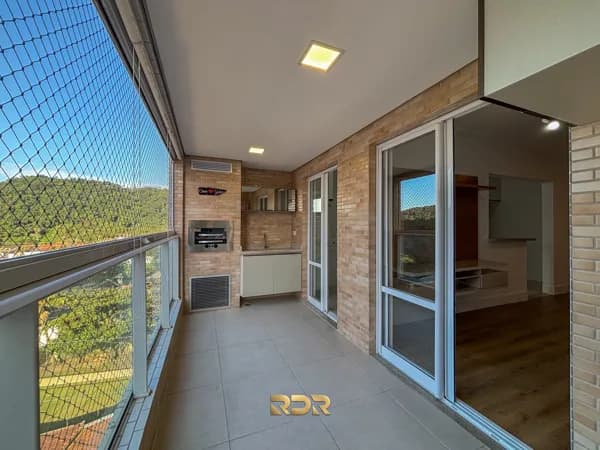 Apartamento com móveis planejados e linda vista para o morro, à venda no Canto do Forte