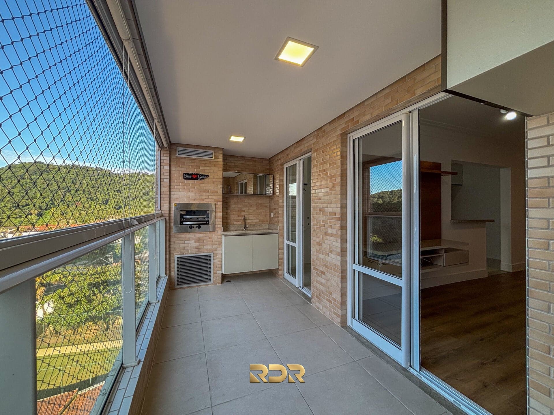 Apartamento com móveis planejados e linda vista para o morro, à venda no Canto do Forte